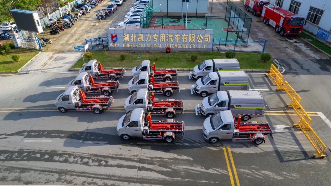 Batch Departure: Kaili Wind Cleaning And Sweeping Vehicle Hook Arm Garbage Truck Batch Departure!